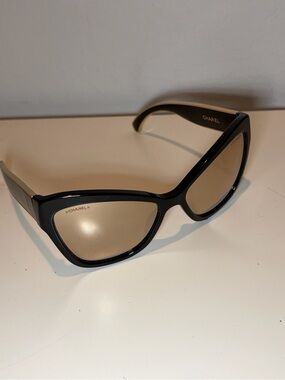 Chanel Black cate eye Sunglasses with mirrored Lenses